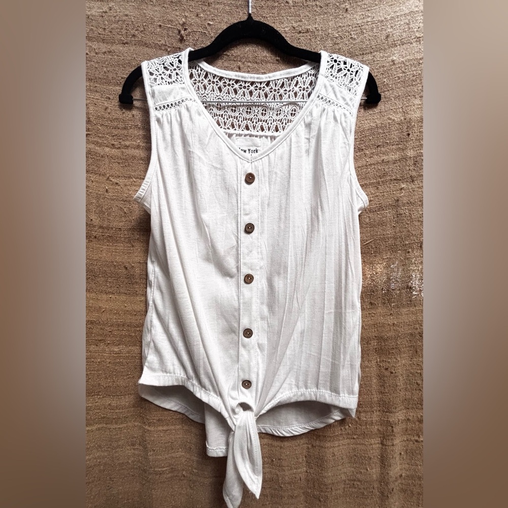 New York Laundry White Lace Tie-Front Sleeveless Blouse. Used